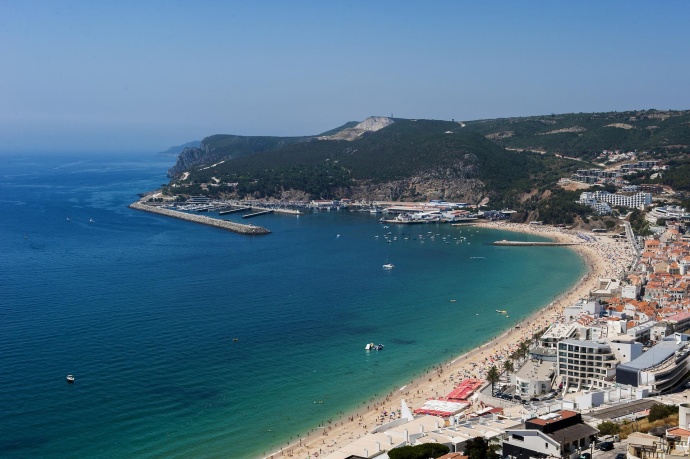 Personne debout sur un rocher surplombant la côte de l'Algarve